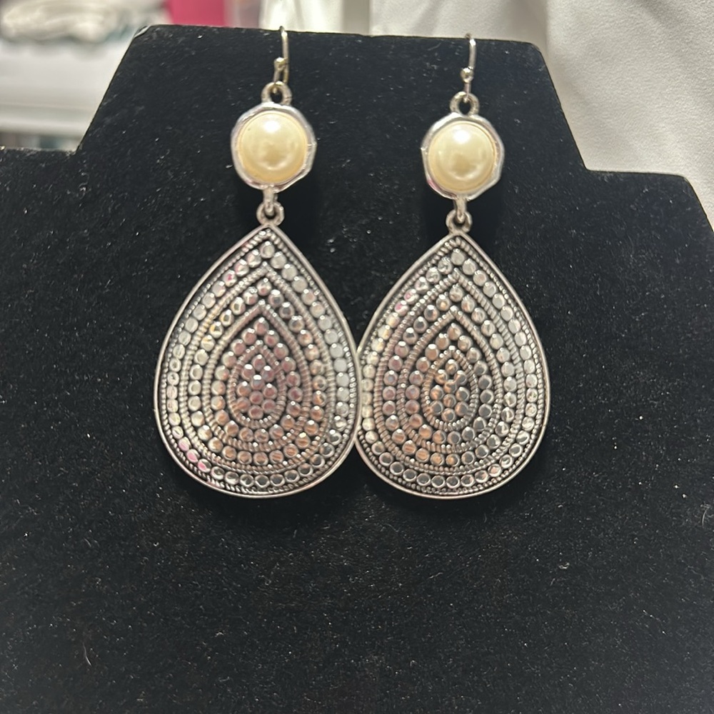 Beautiful dangling teardrop earrings with round pearls